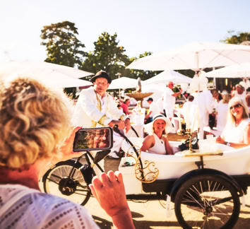 Der Badler Walking Act, Fahrende Badewanne, Luxusbaden, Theater Liebreiz