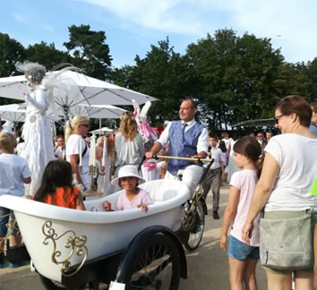 Der Badler Badevergnügen, Walkin Act, Badewannen Act, fahradkutsche, 