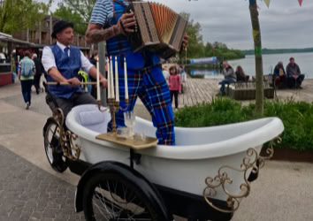 Der Badler, Walking Act mit dem Badewannenrad, Eutin 2024 zusammen mit Clown Rudi